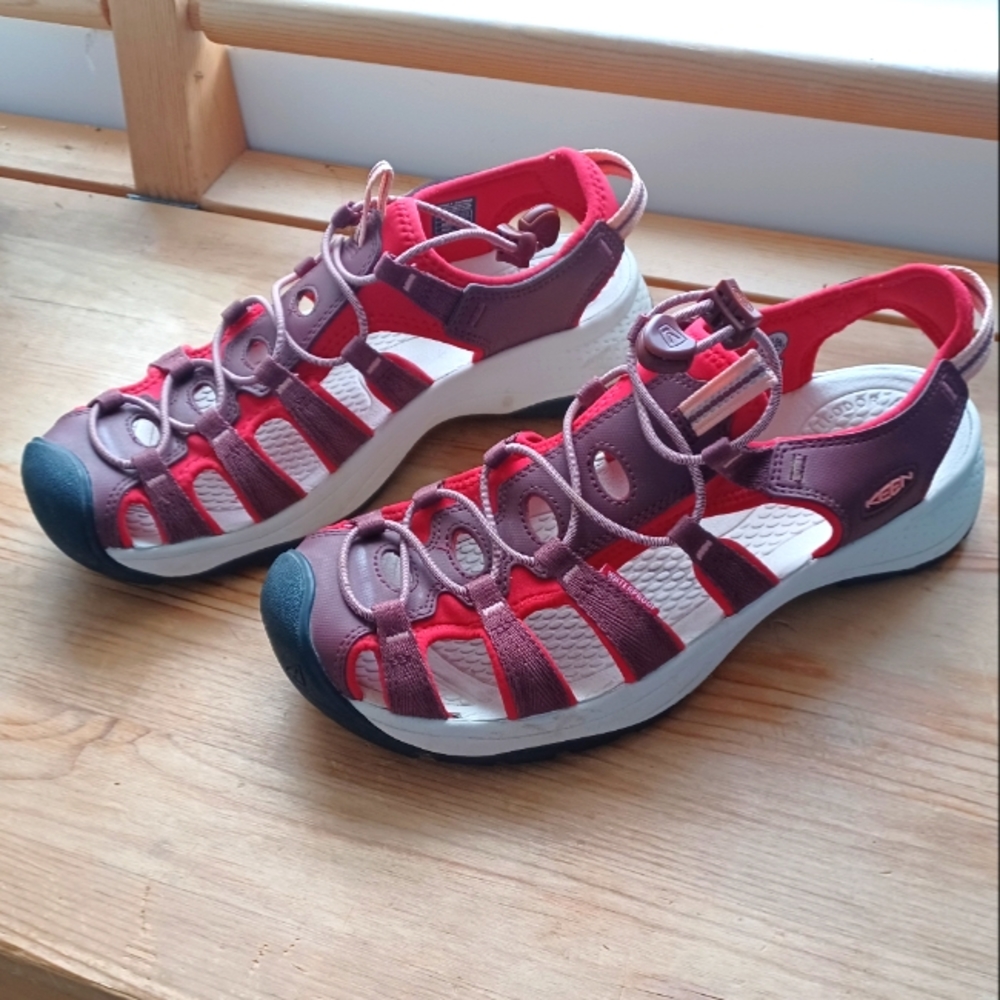 Keen Astoria West sandals